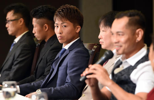 WBSSバンタム級トーナメント決勝会見に出席した井上尚弥。手前はノニト・ドネア（撮影・たえ見朱実）
