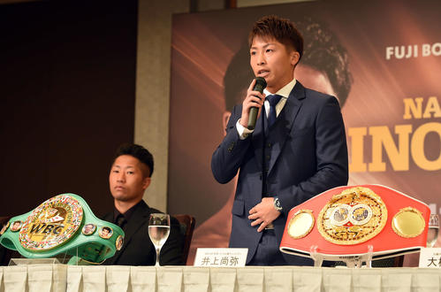 WBSSバンタム級トーナメント決勝会見であいさつする井上尚弥。左は弟拓真（撮影・たえ見朱実）