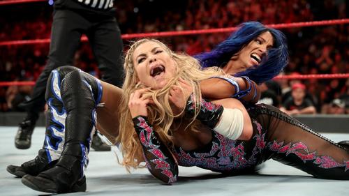 ナタリア（手前）にバンク・ステイトメントを決めるサーシャ・バンクス（C）2019WWE,Inc.AllRightsReserved