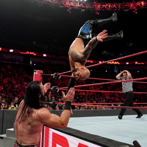 場外にいるマッキンタイア（左）を攻め込むリコシェ（C）2019WWE,Inc.AllRightsReserved
