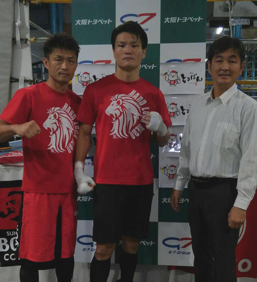 初防衛戦を発表した41歳のWBOアジアパシフィック・ミドル級王者野中悠樹（中央）。右は井岡弘樹会長、左は桂伸二トレーナー（撮影・加藤裕一）