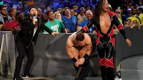 ミズ（中央）を痛めつけるインターコンチネンタル王者中邑（右端）。左端はゼイン（C）2019WWE,Inc.AllRightsReserved.