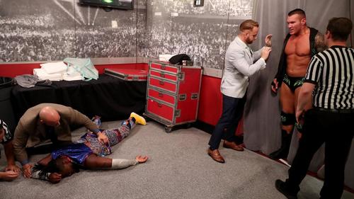 WWEヘビー級王者キングストン（左下）の襲撃を返り討ちにしたオートン（右から2番目）（C）2019WWE,Inc.AllRightsReserved.