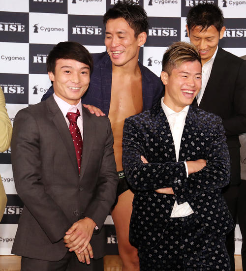「RISEワールドシリーズ2019ファイナルラウンド」の会見のフォトセッション前笑顔を見せる那須川（右）と志朗（撮影・垰建太）