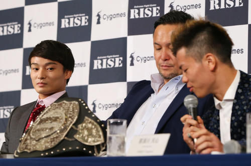 「RISEワールドシリーズ2019ファイナルラウンド」の会見で那須川（右）に視線を送る志朗（撮影・垰建太）