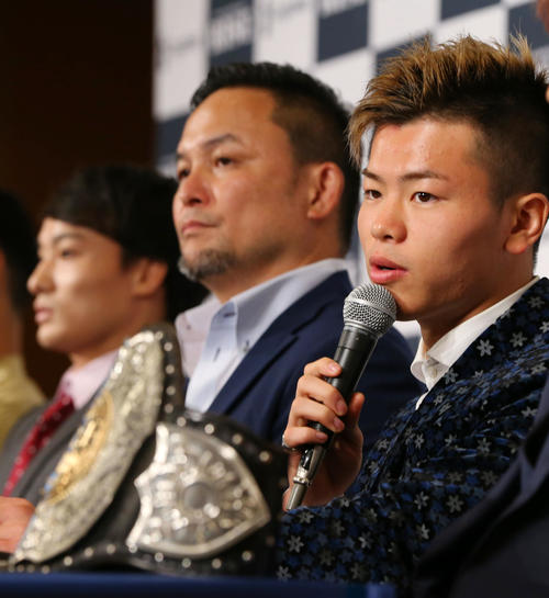 「RISEワールドシリーズ2019ファイナルラウンド」の会見で抱負を語る那須川（右）。左奥は史朗（撮影・垰建太）