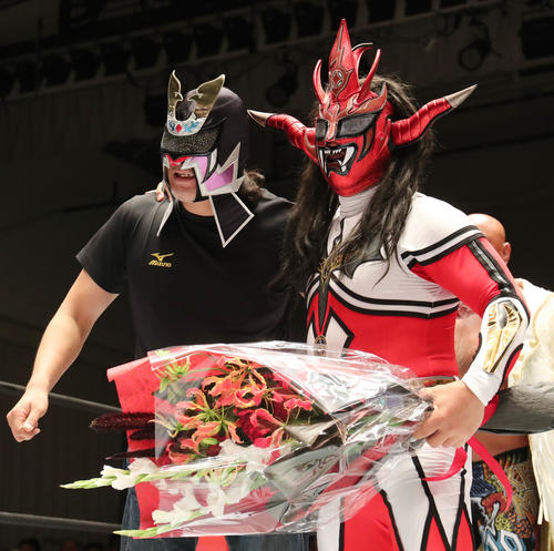 試合前、エル・サムライ（左）から花束を受け取る獣神サンダー・ライガー（撮影・垰建太）