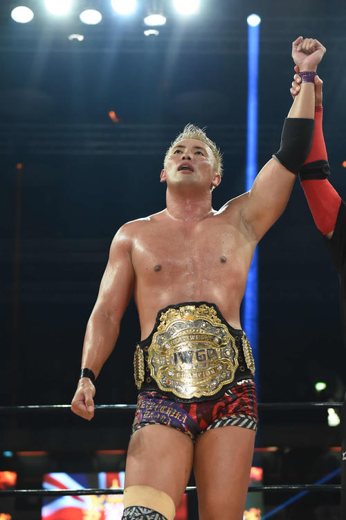 IWGPヘビー級タイトル戦で鈴木みのるを下し、3度目の防衛に成功した王者オカダ・カズチカ（新日本プロレス提供）