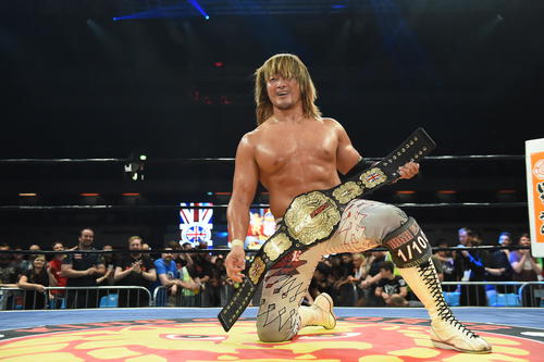 初奪取したブリティッシュヘビー級のベルトを手に笑顔の棚橋弘至（新日本プロレス提供）