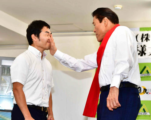 闘魂ビンタを浴びせるアントニオ猪木氏（撮影・小沢裕）