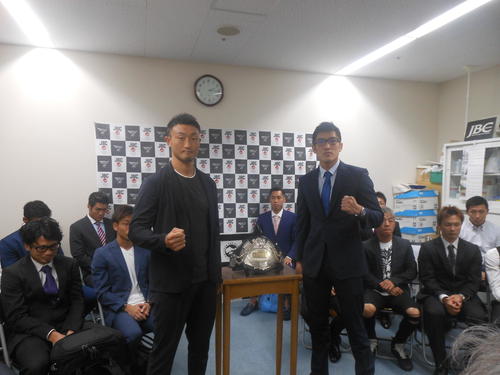 ウエルター級で対戦する小原佳太（左）と垂水稔朗