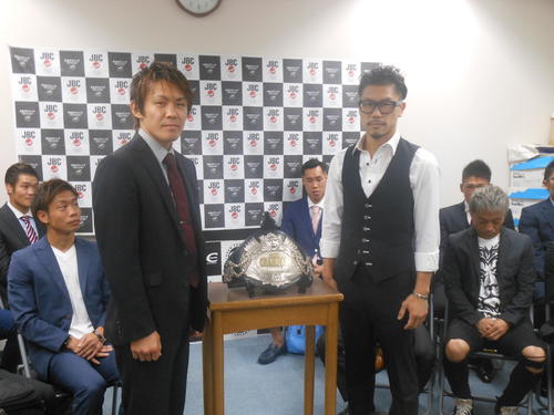 スーパーバンタム級で対戦する古橋岳也（左）と田村亮一