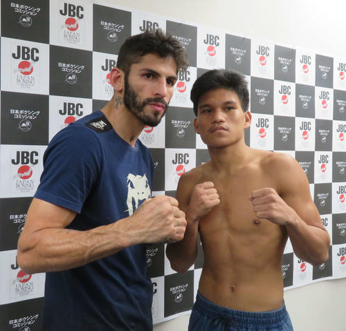 4年9カ月ぶりに日本での試合に臨む元3階級制覇王者リナレス。右は対戦相手のアル・トヨゴン