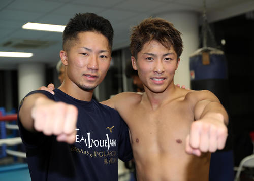 兄弟そろっての勝利を誓い合う井上拓（左）と井上尚（撮影・大野祥一）