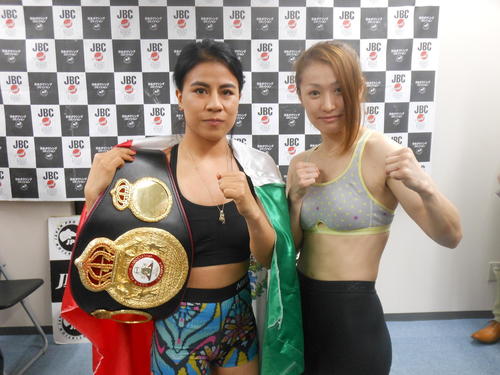 計量をクリアした正規王者モンセラット・アラルコン（左）と暫定王者宮尾綾香