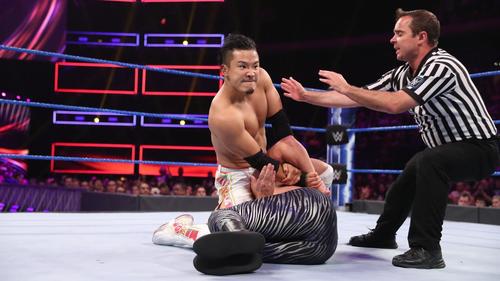ブライアン・ケンドリック（中央下）をホバーボードロックで仕留めるKUSHIDA（左端）(C)2019WWE,Inc.AllRightsReserved