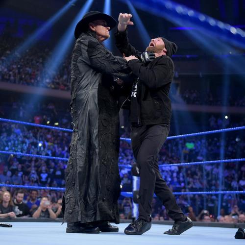 サミ・ゼイン（右）をのど輪でつかむジ・アンダーテイカー　（Ｃ）2019WWE,Inc.AllRightsReserved