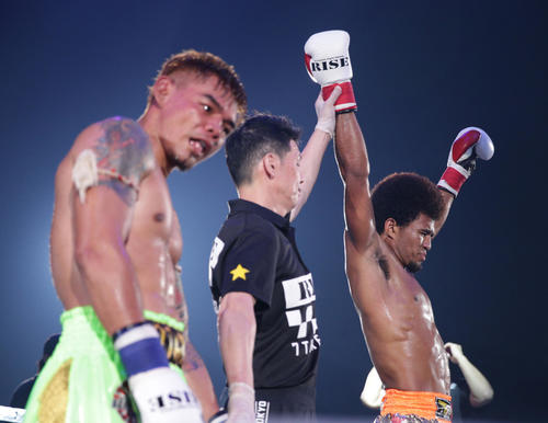 タップロン（左）に判定勝ちした“ブラックパンサー”ベイノア（撮影・中島郁夫）