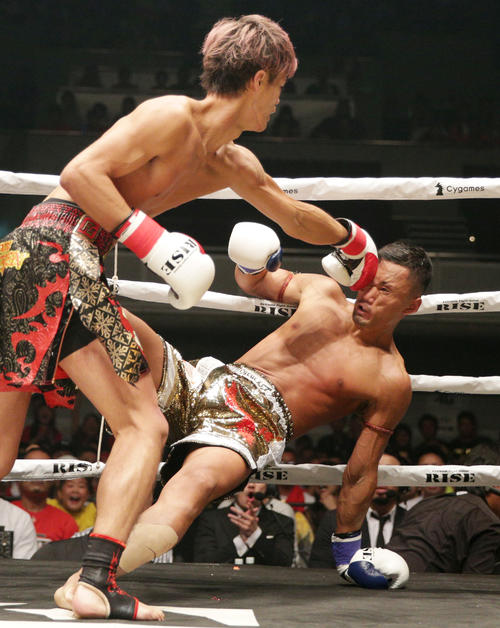 崩れゆく梅野（右）に左ストレートを浴びせる白鳥（撮影・中島郁夫）