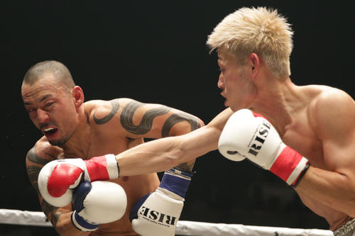 松本（左）に右ストレートを浴びせる直樹（撮影・中島郁夫）