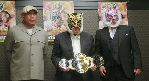 19日のリアルジャパン後楽園大会でレジェンド王者スーパー・タイガー（右端）に挑戦する藤田和之（左端）。中央は初代タイガーマスク