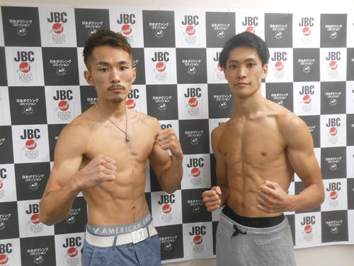 計量をクリアした阿部麗也（左）と佐川遼