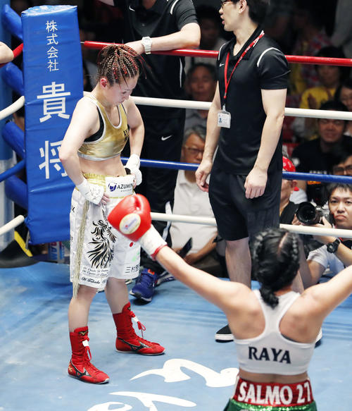 モンセラット・アラルコン（手前）に敗れた宮尾綾香（共同）