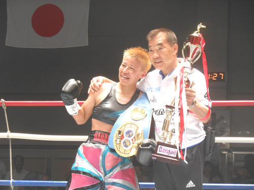 初防衛に成功した王者花形冴美（左）と花形進会長
