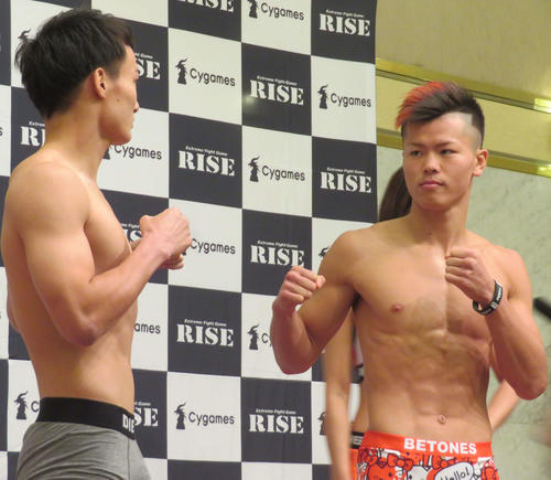 58キロ以下級トーナメント決勝で対戦する志朗（左）とにらみ合う那須川