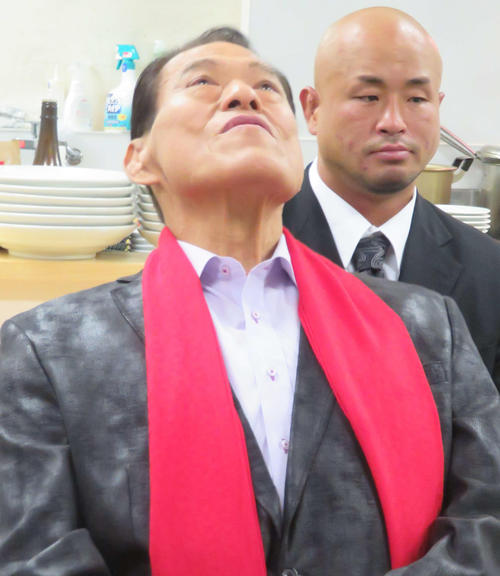 亡くなった田鶴子夫人の話をしながら言葉を詰まらせ、天を仰ぐアントニオ猪木