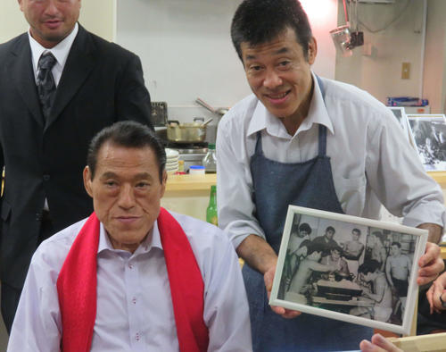 CACCスネークピットジャパン宮戸代表（右）と若手時代の写真を懐かしむアントニオ猪木
