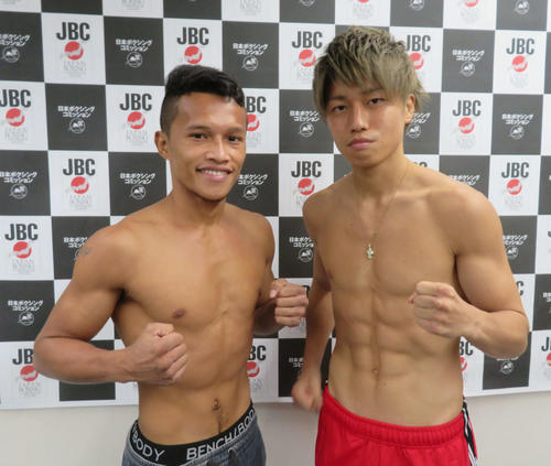 WBC世界ミニマム級15位レフジョ（左）とメインイベントで拳を交えるホープ桑原