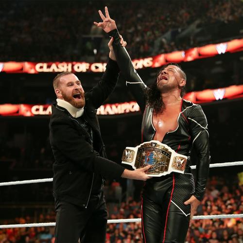 首にコルセットを巻いたゼイン（左）と防衛を喜ぶインターコンチネンタル王者中邑(C)2019WWE,Inc.AllRightsReserved.