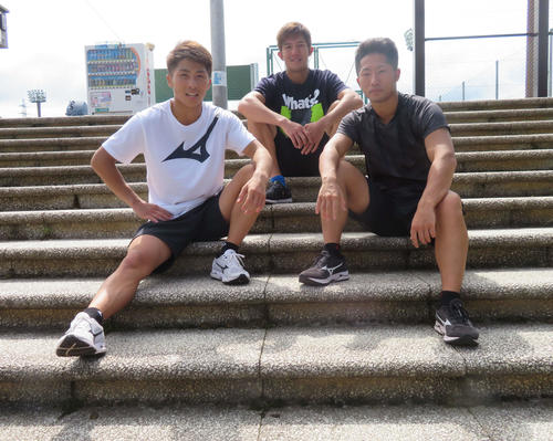 軽井沢合宿を開始したWBA・IBF世界バンタム級王者井上尚弥（左端）、日本スーパーライト級王者井上浩樹（中央）、WBC世界バンタム級暫定王者井上拓真