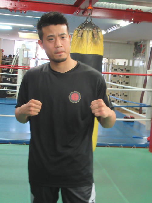 プロ13戦目へファイティングポーズの辰吉寿以輝