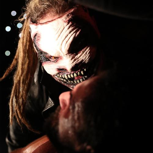 ユニバーサル王者ロリンズ（手前）に詰め寄るワイアット（Ｃ）2019WWE,Inc.AllRightsReserved