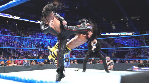 アリ（奥）をキンシャサで倒すインターコンチネンタル王者中邑（C）2019WWE，Inc.AllRightsReserved