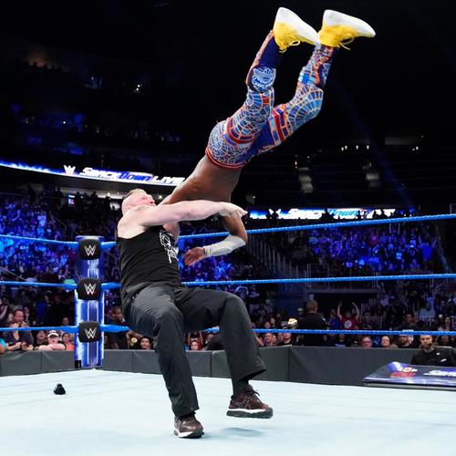 WWEヘビー級王者キングストン（上）をF5で投げるレスナー（C)2019WWE,Inc.AllRightsReserved