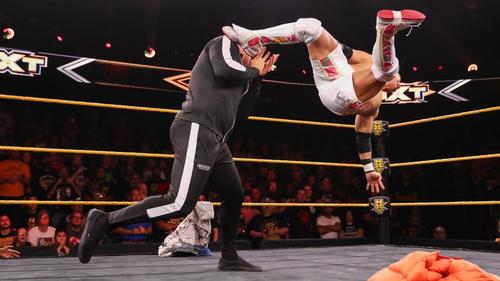UK王者ウォルター（左）に跳び蹴りを見舞うKUSHIDA（C）2019WWE,Inc.AllRightsReserved.