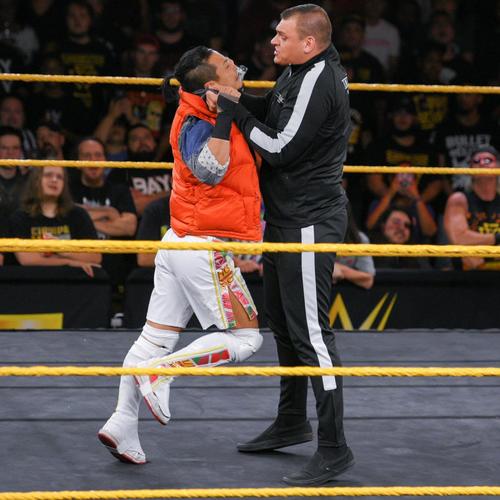 UK王者ウォルター（右）に胸ぐらをつかまれるKUSHIDA（C）2019WWE,Inc.AllRightsReserved.