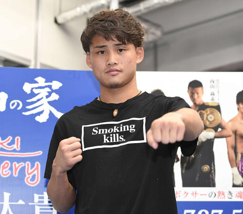 トレーニングを公開し、ファイティングポーズを取る京口（撮影・鈴木みどり）