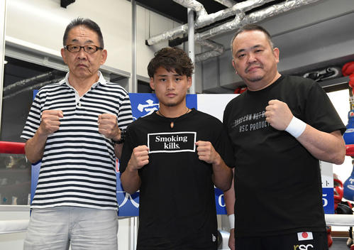 トレーニングを公開し、ファイティングポーズを取る京口（中央）。左は渡辺会長、右は井上トレーナー（撮影・鈴木みどり）