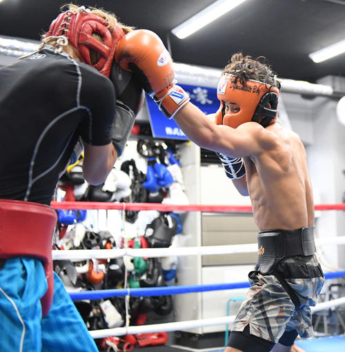 トレーニングを公開し、スパーリングする京口（撮影・鈴木みどり）