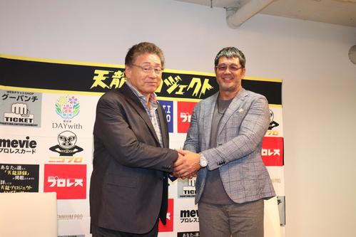 都内でトークショーを行った天龍源一郎（左）と高田延彦