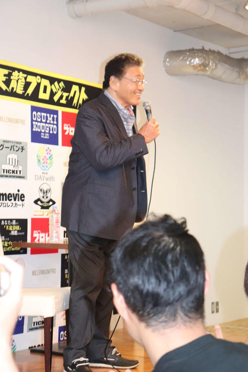 登場するなり「元気ですかー」とアントニオ猪木氏のフレーズで笑いをとる天龍源一郎