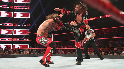 US王者AJスタイルズ（左）にハイキックするインターコンチネンタル王者中邑（C）2019WWE，Inc．AllRightsReserved．