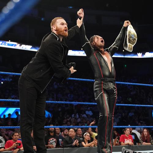 スポークスマンのゼインとともに勝利を喜ぶインターコンチネンタル王者中邑（C）2019WWE,Inc.AllRightsReserved.

