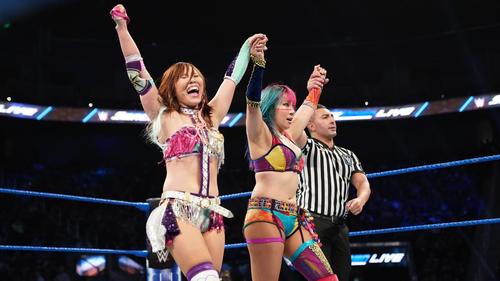 タッグ戦勝利を喜ぶアスカ（中央）とセイン（左端）のカブキウォリアーズ（C）2019WWE,Inc.AllRightsReserved.

