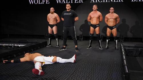 ウォルター（左から2番目）率いるインペリアムの前で大の字に倒れるKUSHIDA（C）2019WWE,Inc.AllRightsReserved
