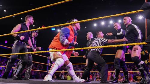 インペリアムの3人に挑発を受けるKUSHIDA（中央）（C）2019WWE,Inc.AllRightsReserved